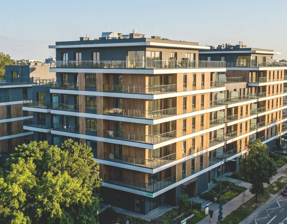 Realistyczna prezentacja współczesnego apartamentowca jako przykład zachęcającej do sprzedaży wizualizacji inwestycji